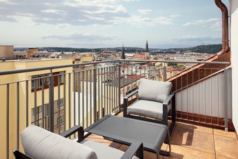 EA Hotel Moment Self Check-In - terasa apartmánu s výhledem na Pražský Hrad