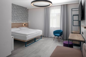 EA Hotel Moment - Suite mit 2 Schlafzimmern, Balkon und Blick auf die Prager Burg