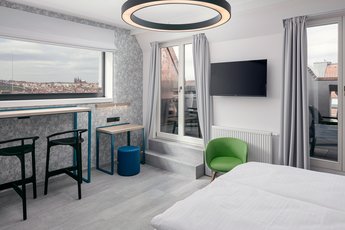 EA Hotel Moment - Suite mit 2 Schlafzimmern, Balkon und Blick auf die Prager Burg
