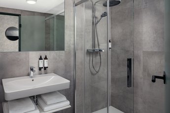 EA Hotel Moment - Vierbettzimmer - Maisonette - Badezimmer