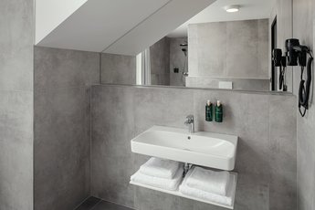 EA Hotel Moment - Suite mit 2 Schlafzimmern, Balkon und Blick auf die Prager Burg - Badezimmer