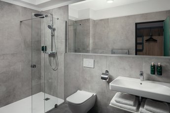 EA Hotel Moment - Suite mit 2 Schlafzimmern - Badezimmer