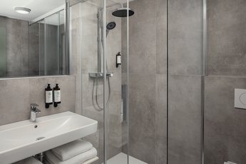 EA Hotel Moment - Doppelzimmer mit Zustellbett - Maisonette - Badezimmer