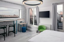 EA Hotel Moment - Suite mit 2 Schlafzimmern, Balkon und Blick auf die Prager Burg