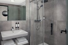 EA Hotel Moment - Vierbettzimmer - Maisonette - Badezimmer