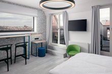 EA Hotel Moment - Suite mit 2 Schlafzimmern, Balkon und Blick auf die Prager Burg