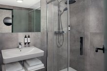 EA Hotel Moment - Vierbettzimmer - Maisonette - Badezimmer
